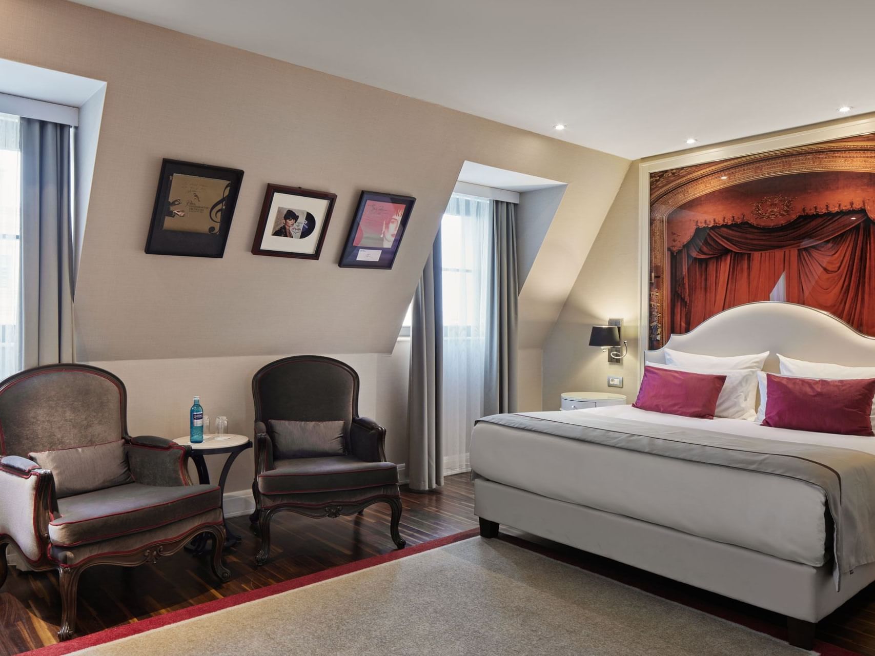 Gemütliches Bett mit bequemer Sitzecke in der Sezen-Aksu-Suite im Titanic Gendarmenmarkt Berlin