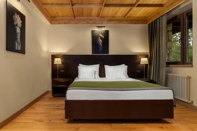 Bed with wall art in King Room at Ana Hotels Bradul