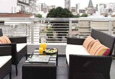 Zona de estar en el balcón de la Studio Suite en Argenta Suites
