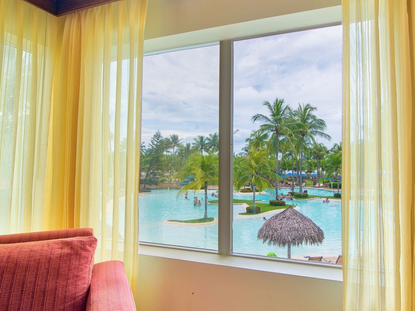 Primer plano de una ventana en la habitación Jr suite con vista a la piscina en fiesta Resort