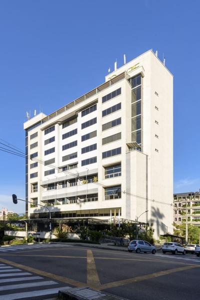 Wide-angle shot of the exterior of Diez Hotel Categoría