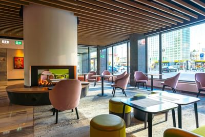 Interior of the lobby area with street view at Metropol Hotel