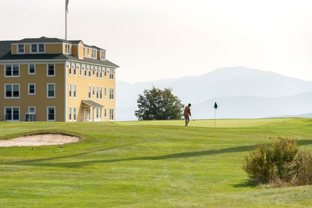 Golf course with the exterior of Mountain View Grand Resort & Spa