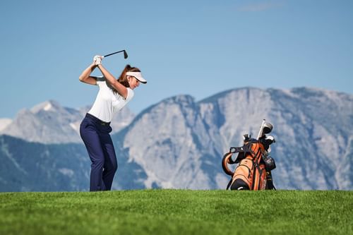Frau spielt Golf im IMLAUER Hotel Schloss Pichlarn