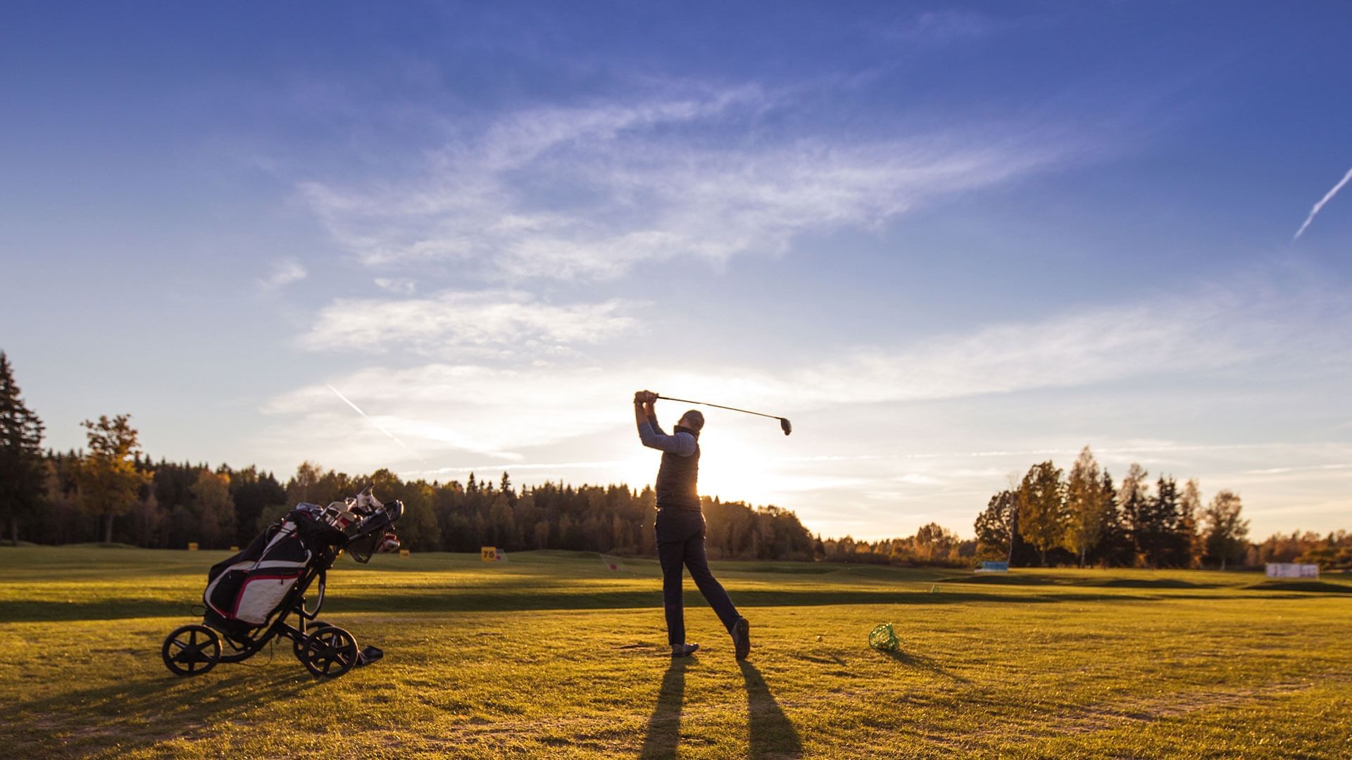 Der Mann spielt Golf