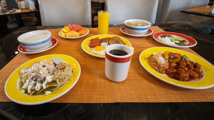 Buffet de desayuno con platos calientes, fruta fresca, café, zumo y sopa en Cafetería Palmira de Araiza Calafia