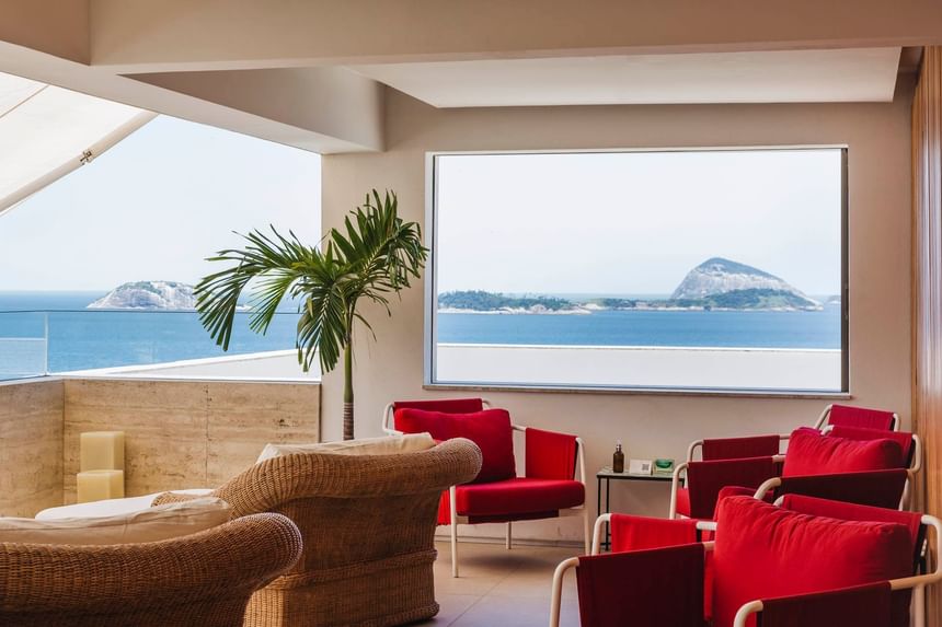 Área do lounge na varanda do restaurante do Hotel Janeiro com linda vista das ilhas do Leblon, listado entre os melhores hotéis do Leblon frente mar