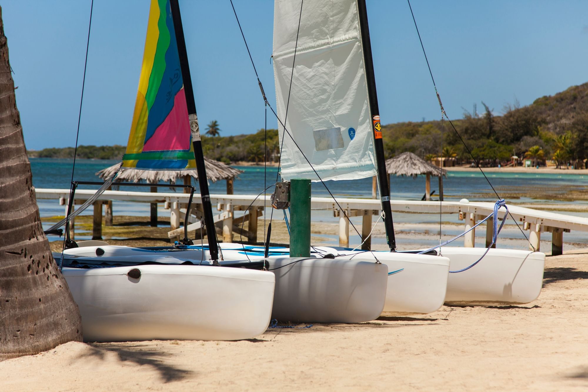 Image of a yacht parked on a beach near the Copamarina Weddings