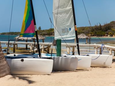 Image of a yacht parked on a beach near the Copamarina Weddings
