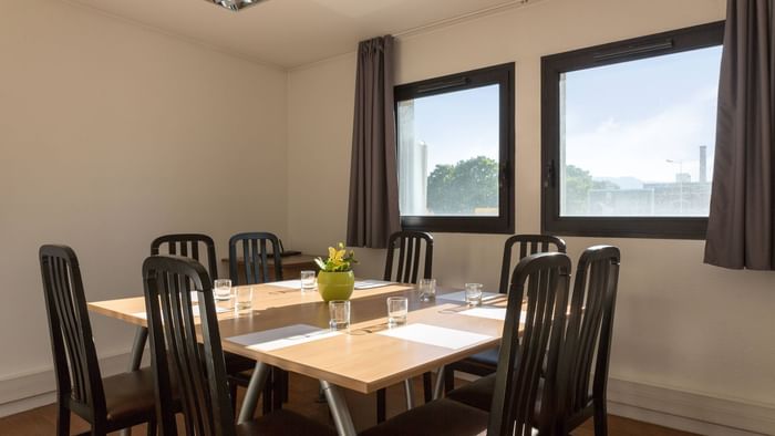 Dining table in a room at Hotel Clermont-Ferrand South Aubiere
