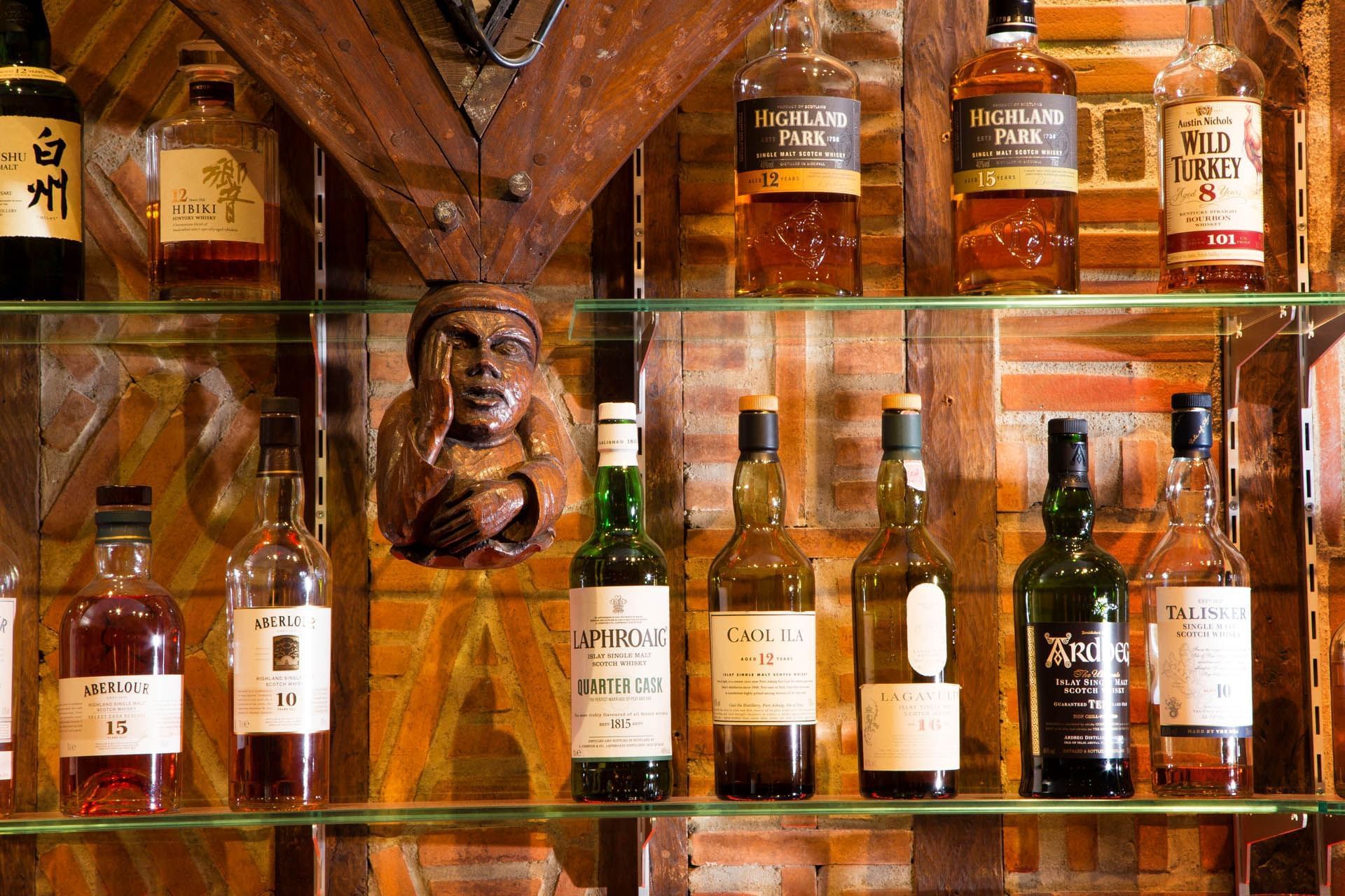 Bouteilles de spiritueux exposées dans le bar à Oceania L'Univers Tours