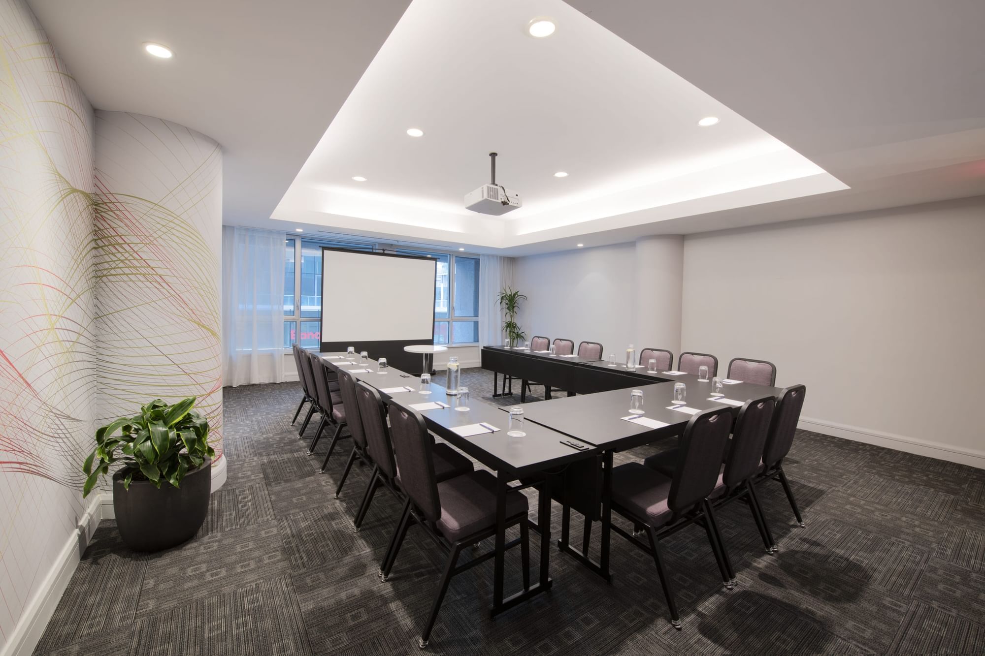 Salon Drummond Table at Warwick Le Crystal