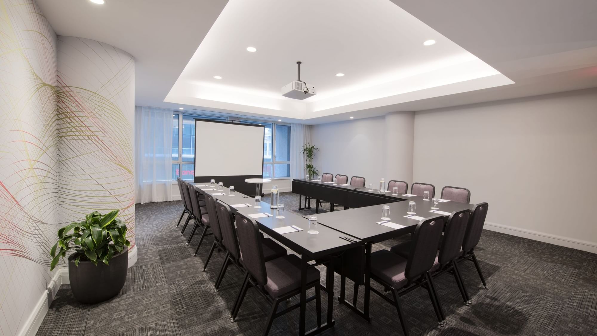 Salon Drummond Table at Warwick Le Crystal