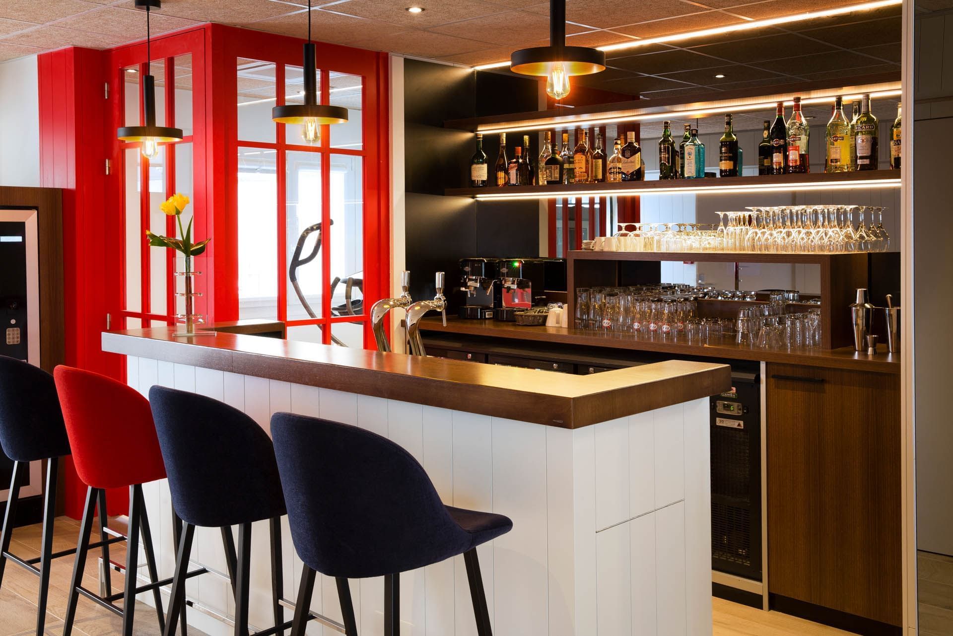 Comptoir de bar avec tabourets à l'Escale Oceania Saint-Malo