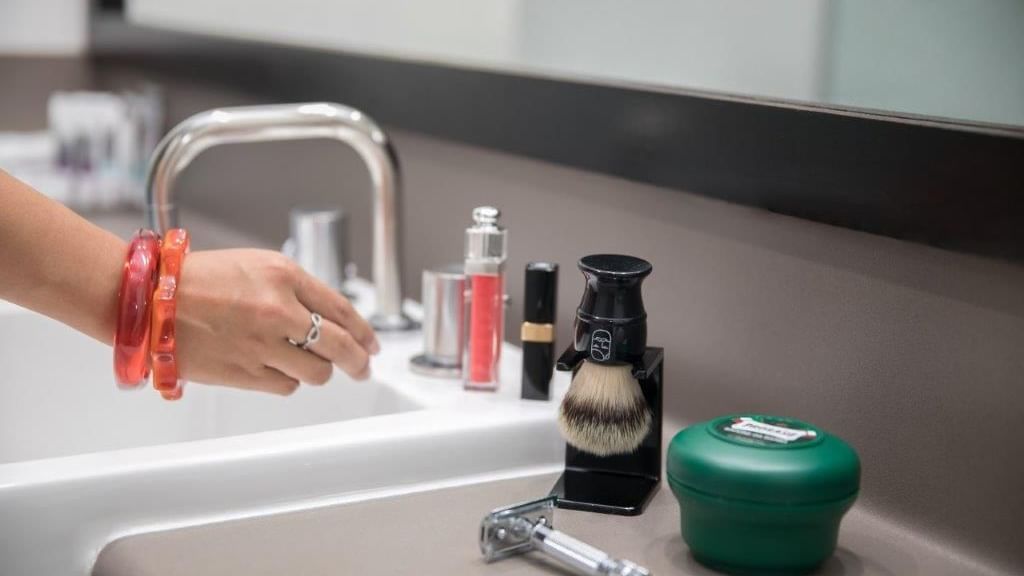 Standard Twin bathroom amenities at Mercure Sydney Parramatta