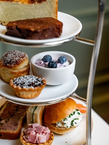 Plateau à étages garni d'une sélection de pâtisseries et de desserts à l'Hôtel Westminster - Paris.