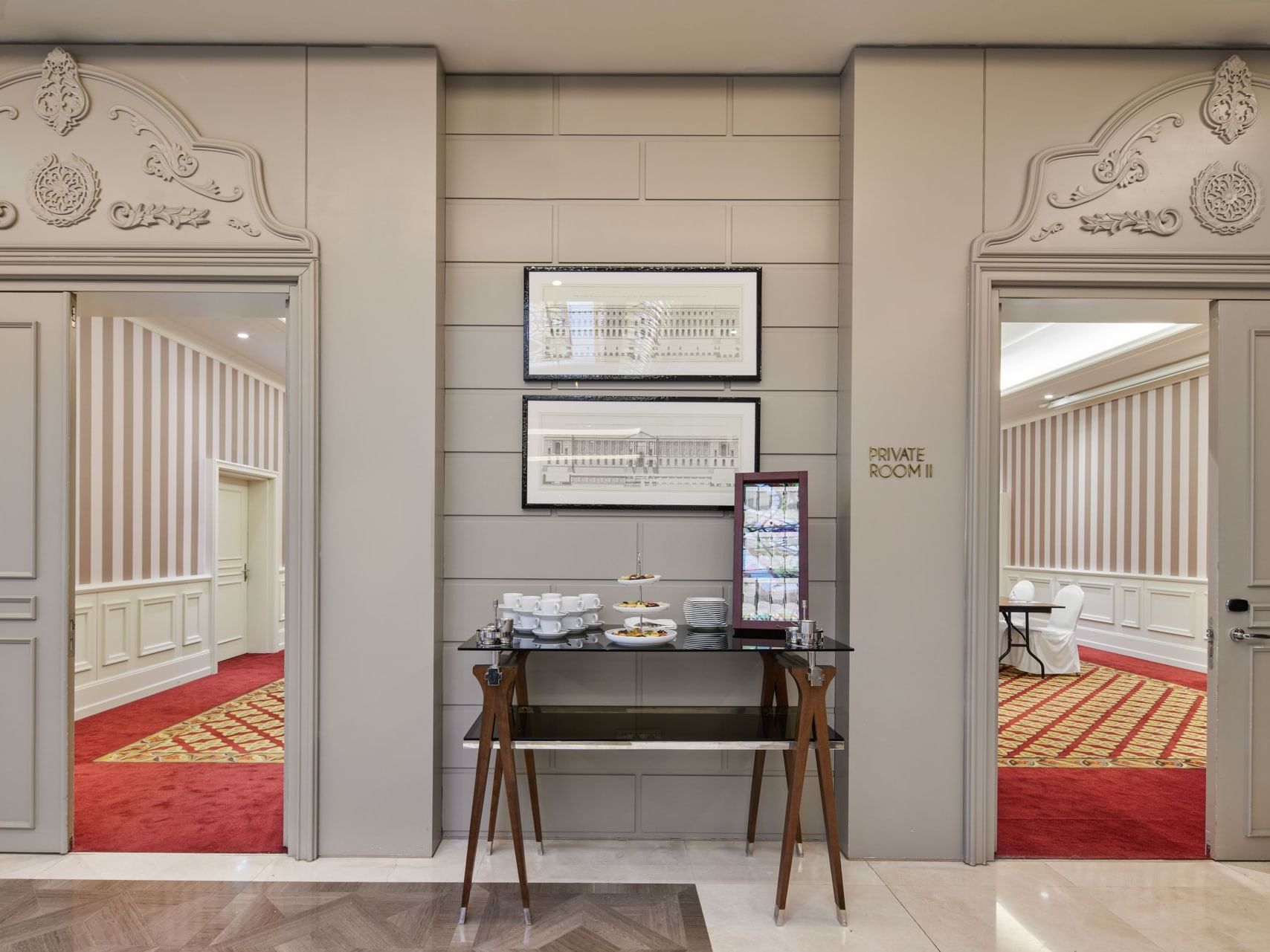 Süße Platten und Speisen werden auf einem Tisch im Foyer der Private Meeting Rooms im Titanic Gendarmenmarkt Berlin serviert