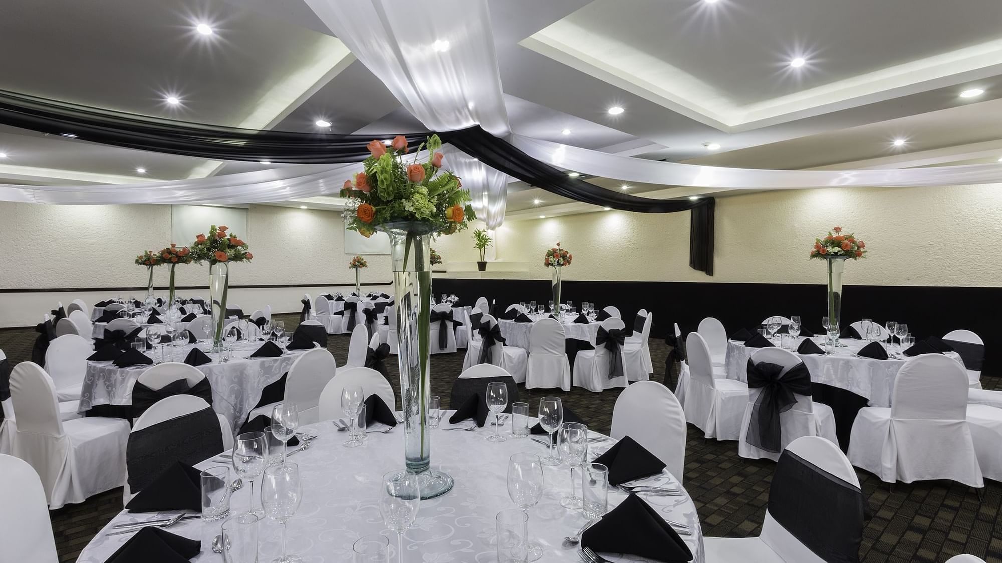 Spacious Meeting Room with banquet tables arranged at Gamma Pachuca