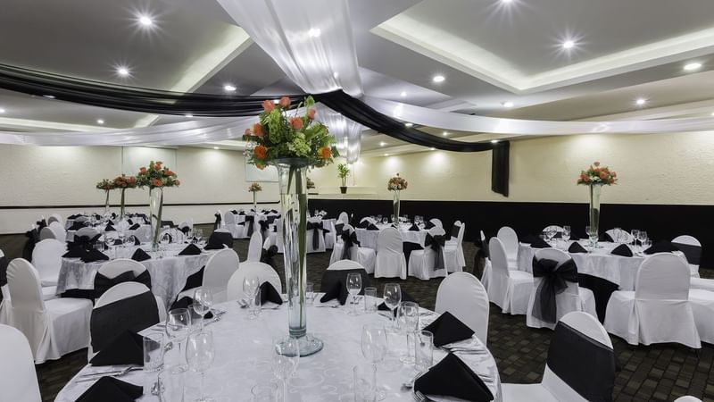 Spacious Meeting Room with banquet tables arranged at Gamma Pachuca