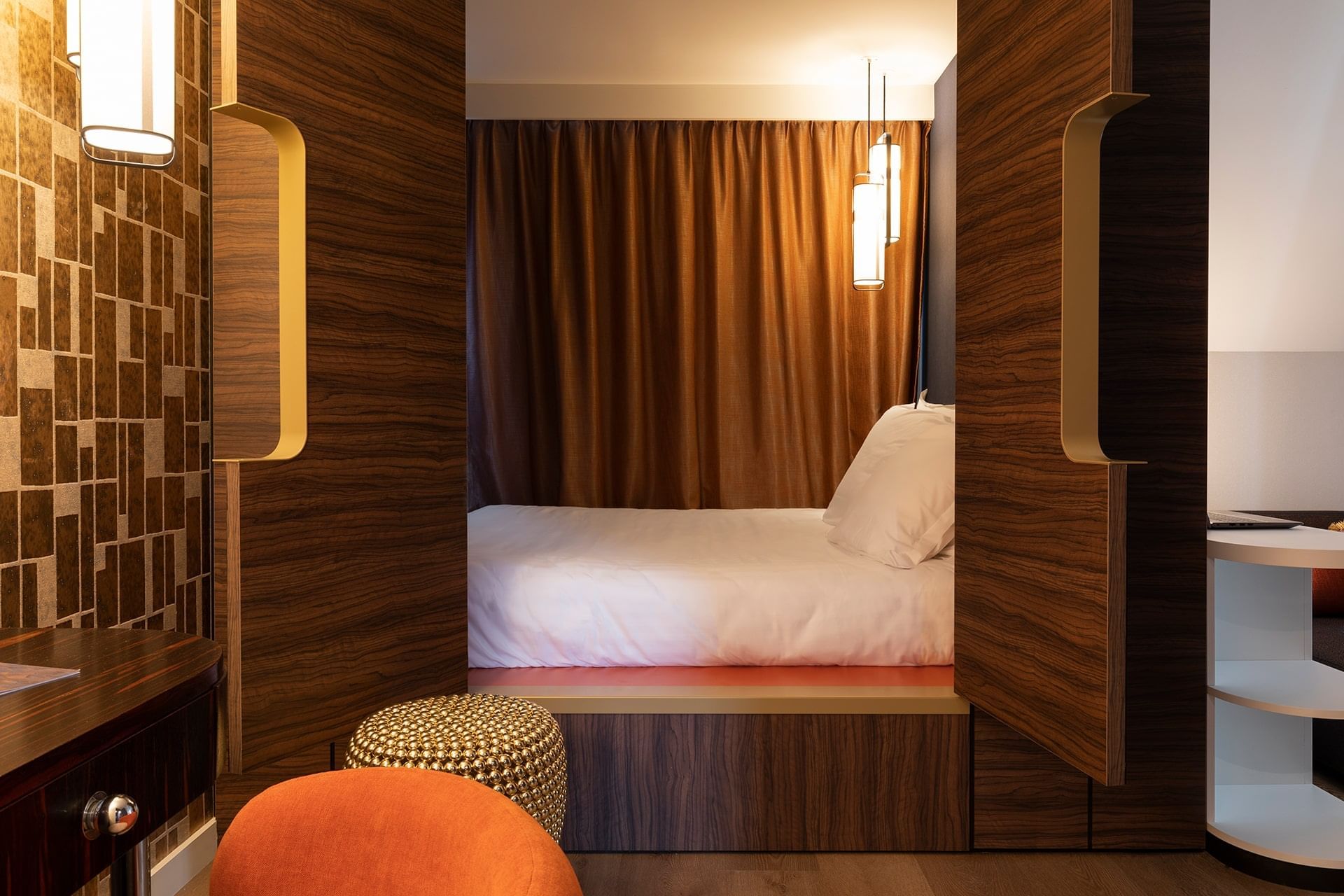 Lit king-size et salon dans une chambre à l'Oceania Le Conti Brest