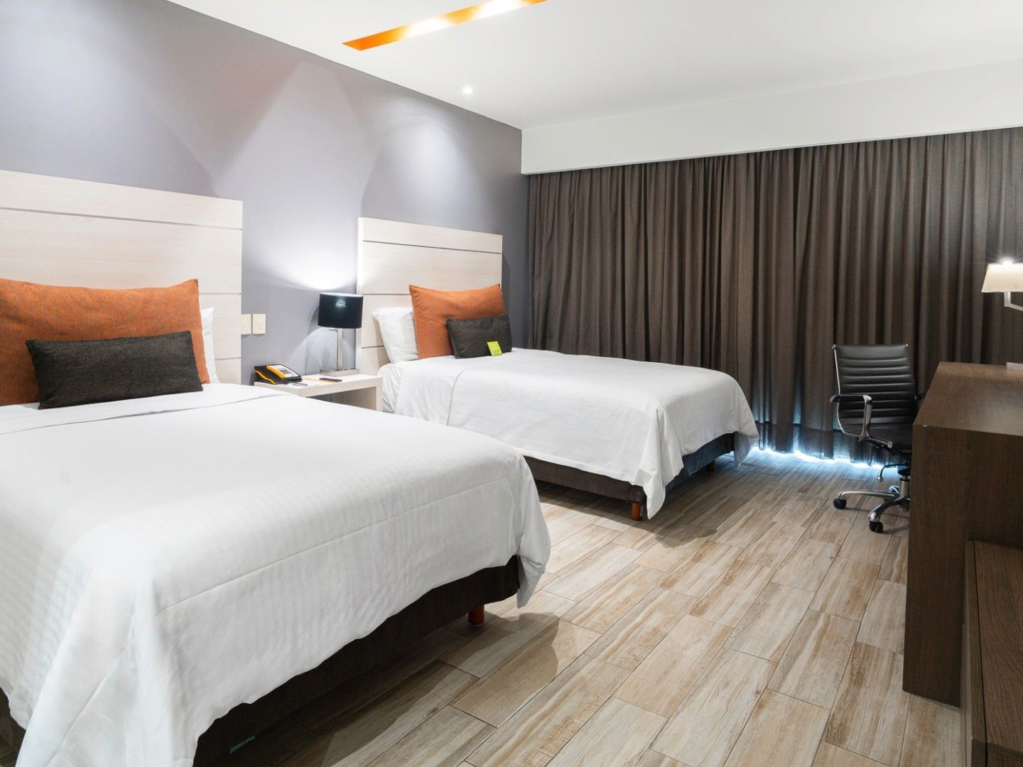 Habitación de lujo con 2 camas dobles en Real Inn Perinorte, Tlalnepantla.