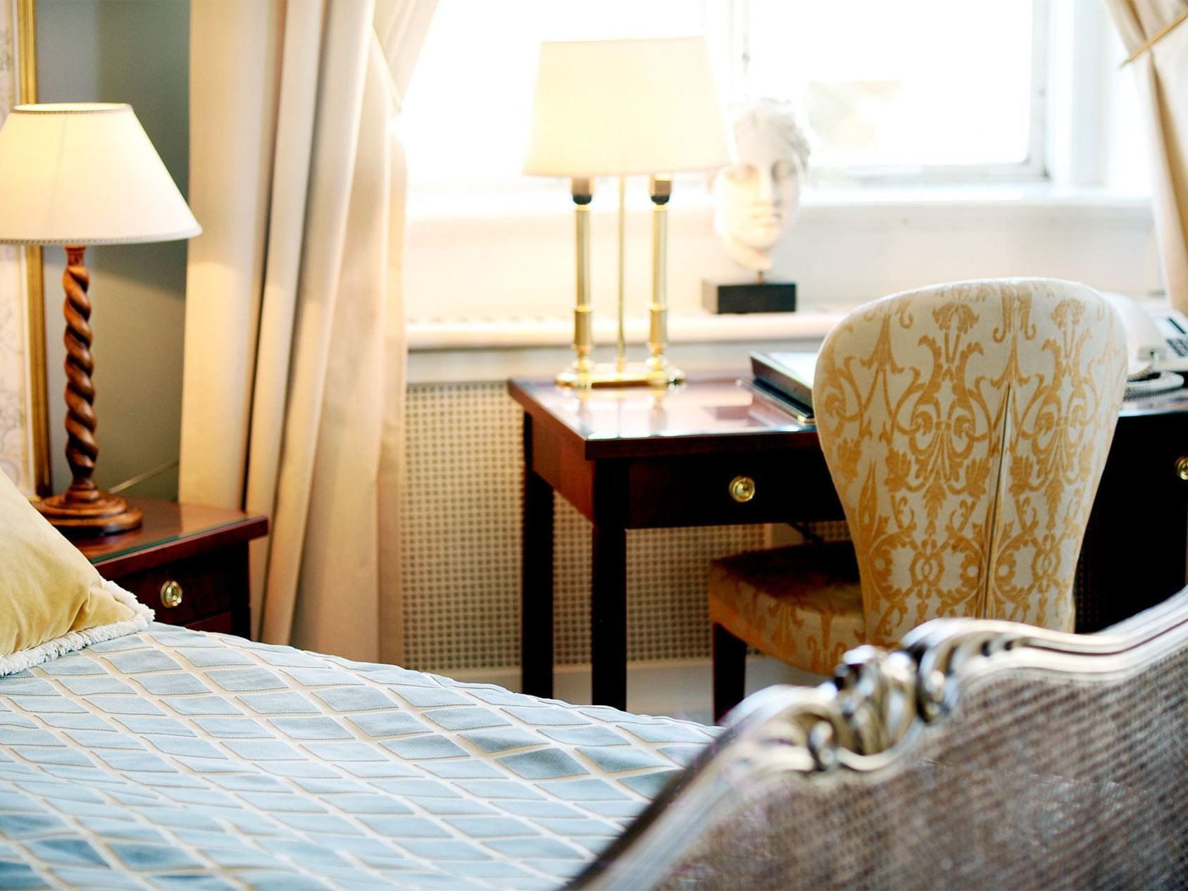 https://image-tc.galaxy.tf/wijpeg-cr7we2wi49ye1mttb7kgq764g/deluxe-double-room-256_standard.jpg?crop=117%2C0%2C1687%2C1265