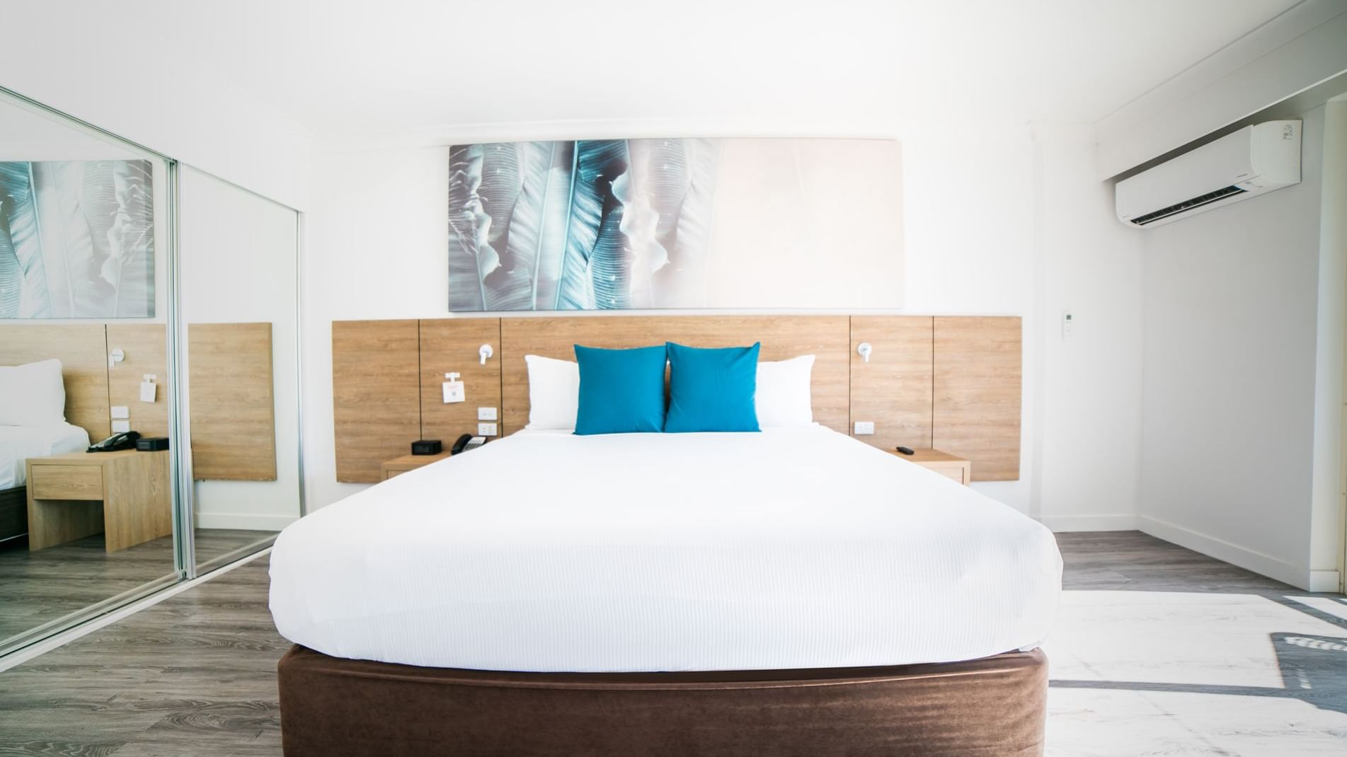 Novotel Cairns Oasis Resort | Deluxe Suite | Bed