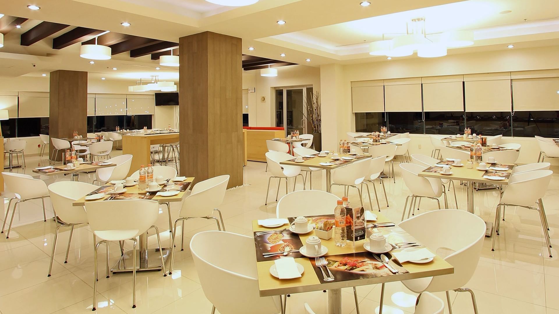 Table arrangement in the restaurant at Fiesta Inn Coatzacoalcos