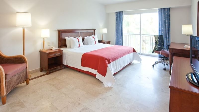 Superior room with a king bed at Gamma Plaza Lxtapa