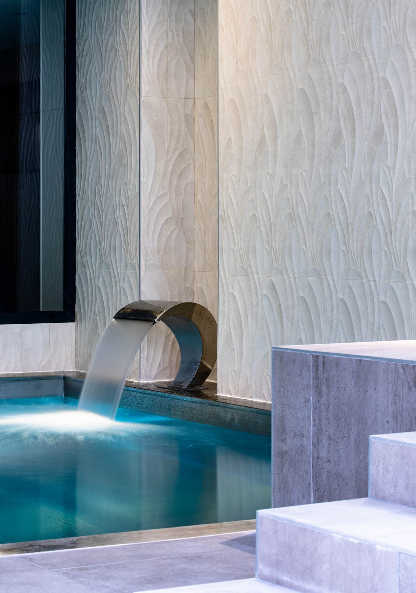 Zone de la piscine intérieure dans le spa à l'Oceania L'Univers Tours