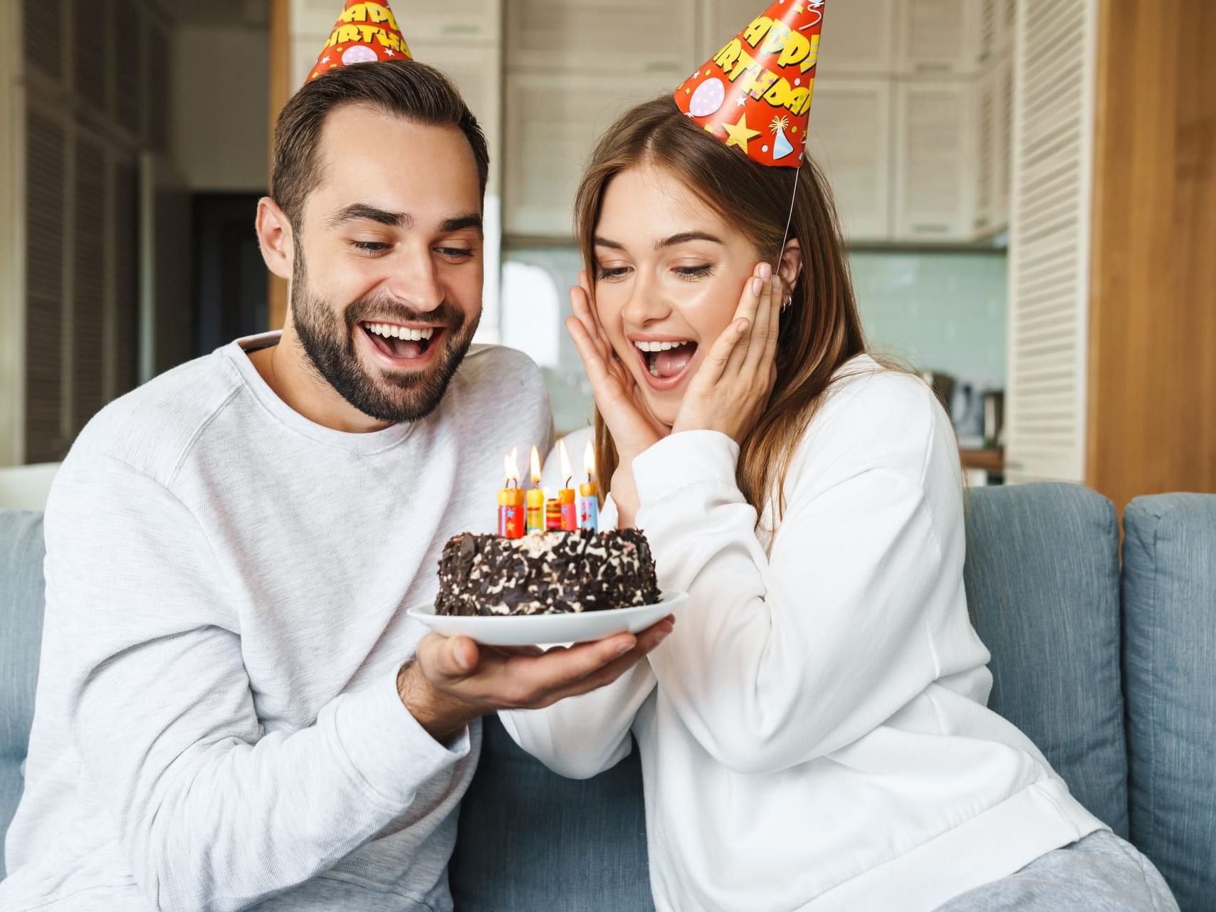 Couple celebrating birthday with a cake at Pop Art Tocancipa