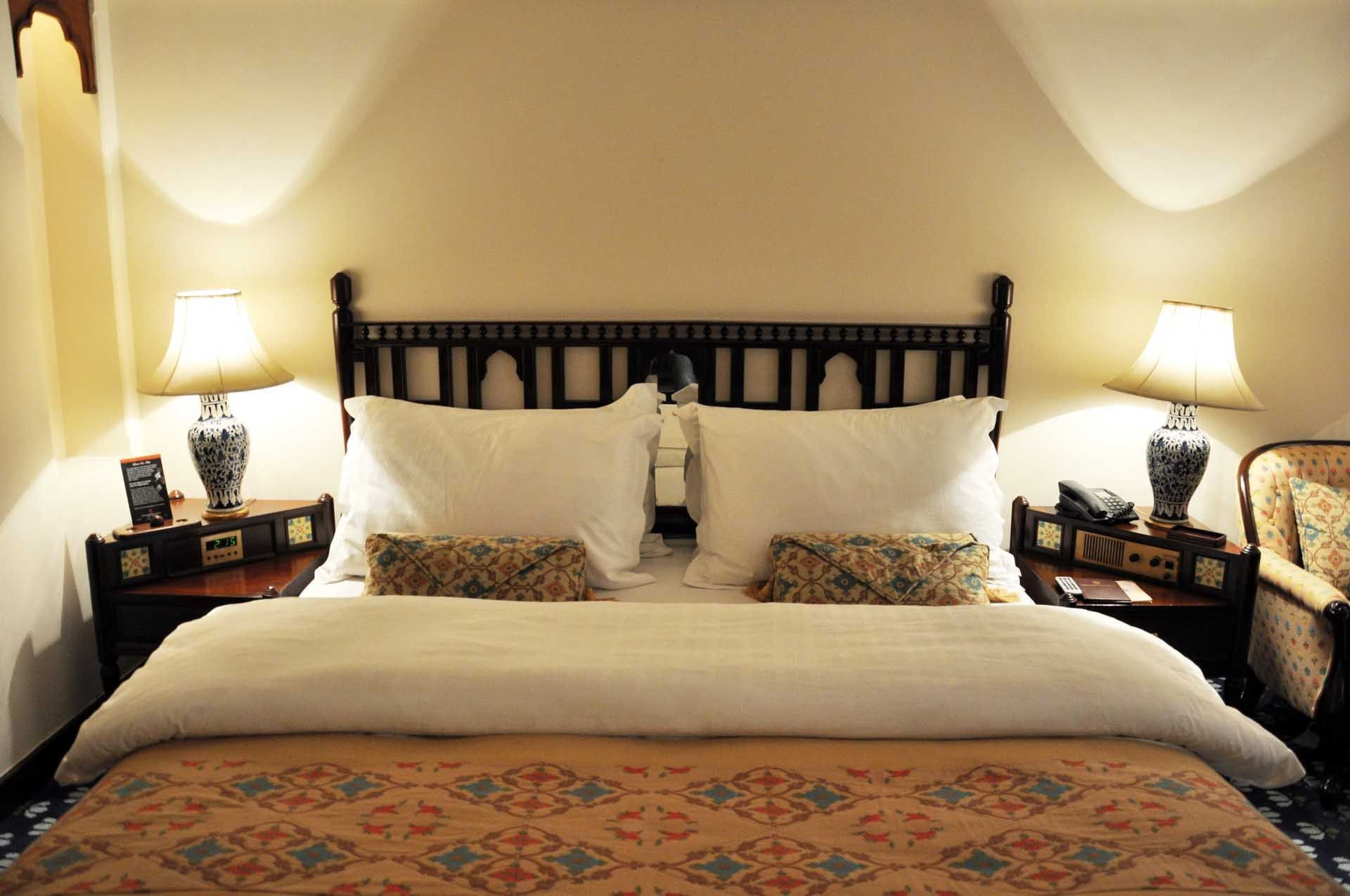 king bed in a Hotel room at Faisalabad Serena Hotel