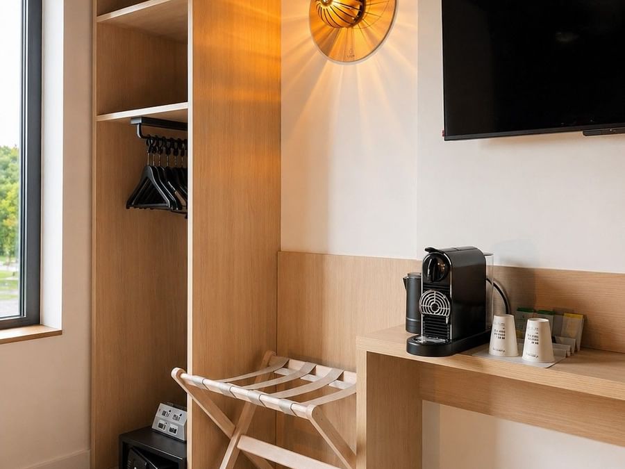Suite Junior avec penderie, machine à café, TV et coffre-fort à Chantepie, Osmo Hôtel.