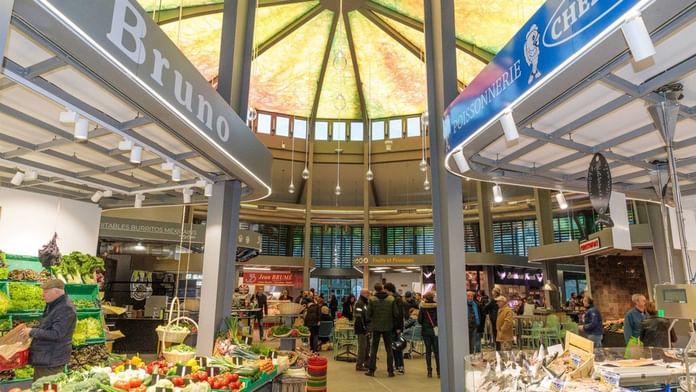 Les gens animés à l'intérieur du Marché des Halles Laissac près des Hôtels Oceania