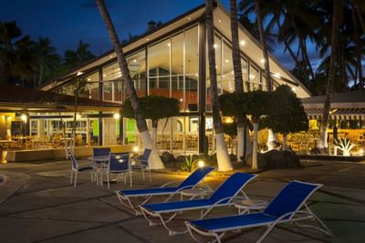 Lounging area by the palm trees at Araiza Hotel Palmira