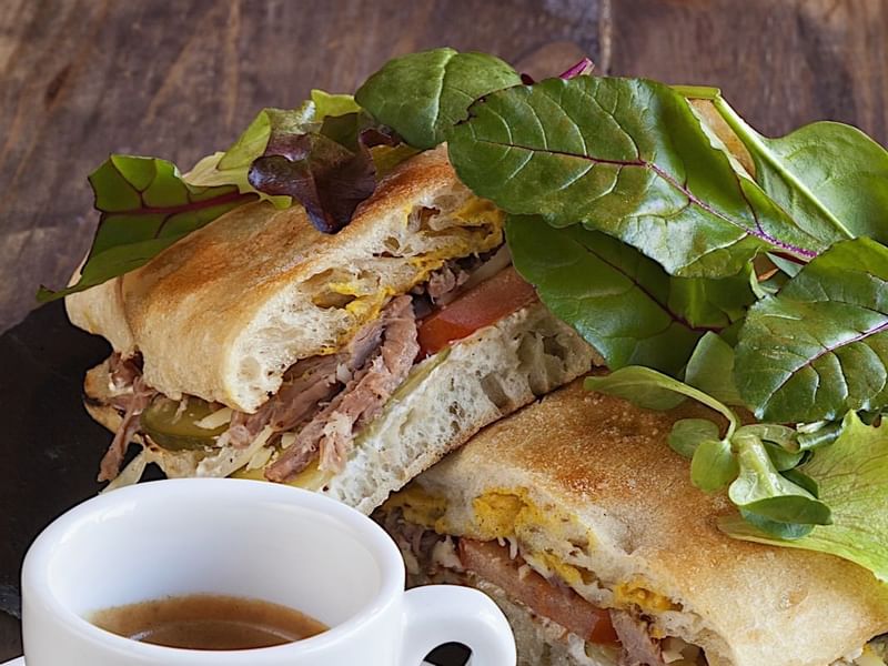 Sandwiches & coffee serve in Cafe Et Chocolat at Mundo Imperial