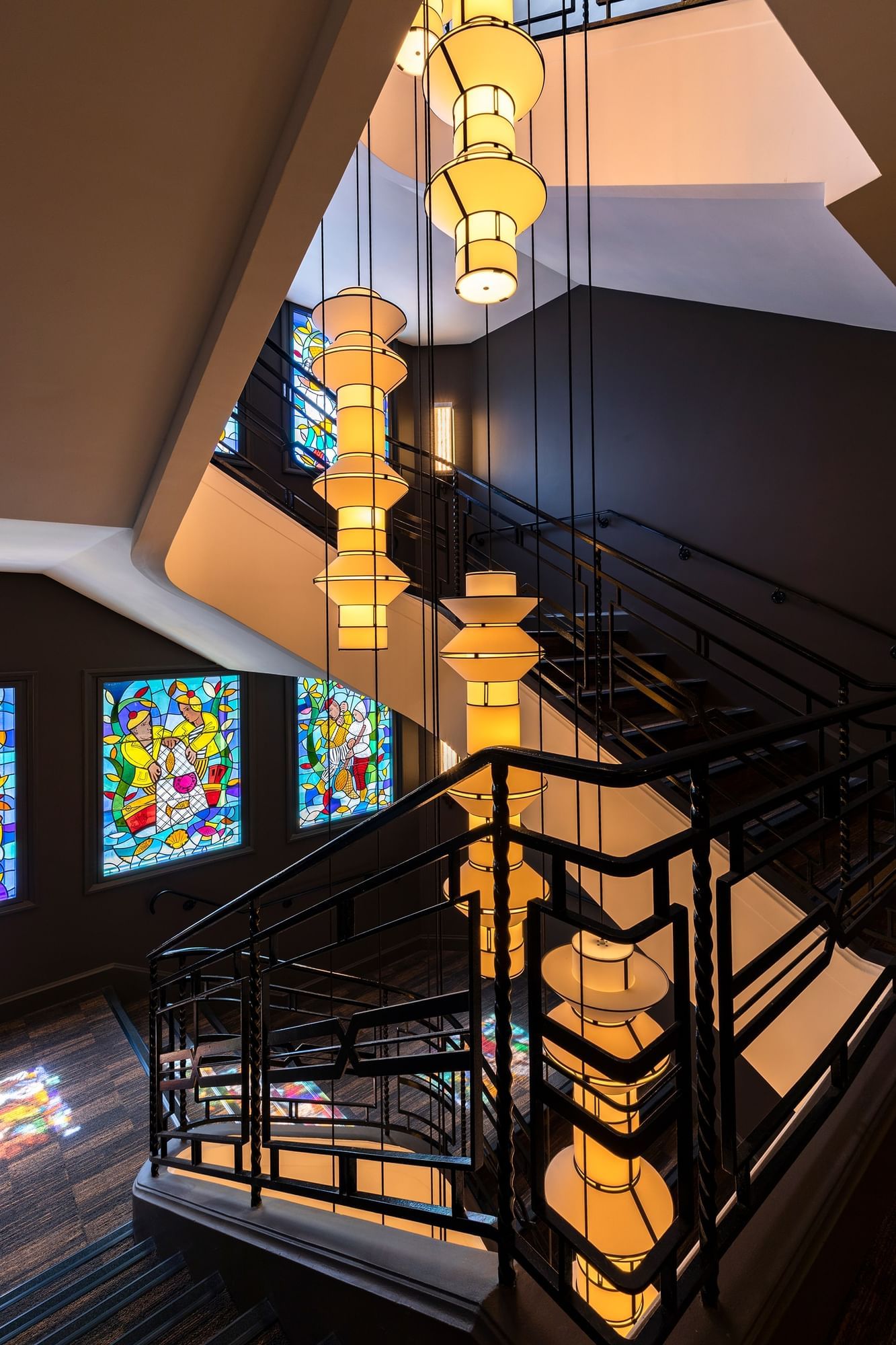 Escalier avec lumières suspendues à l'Oceania Le Conti Brest