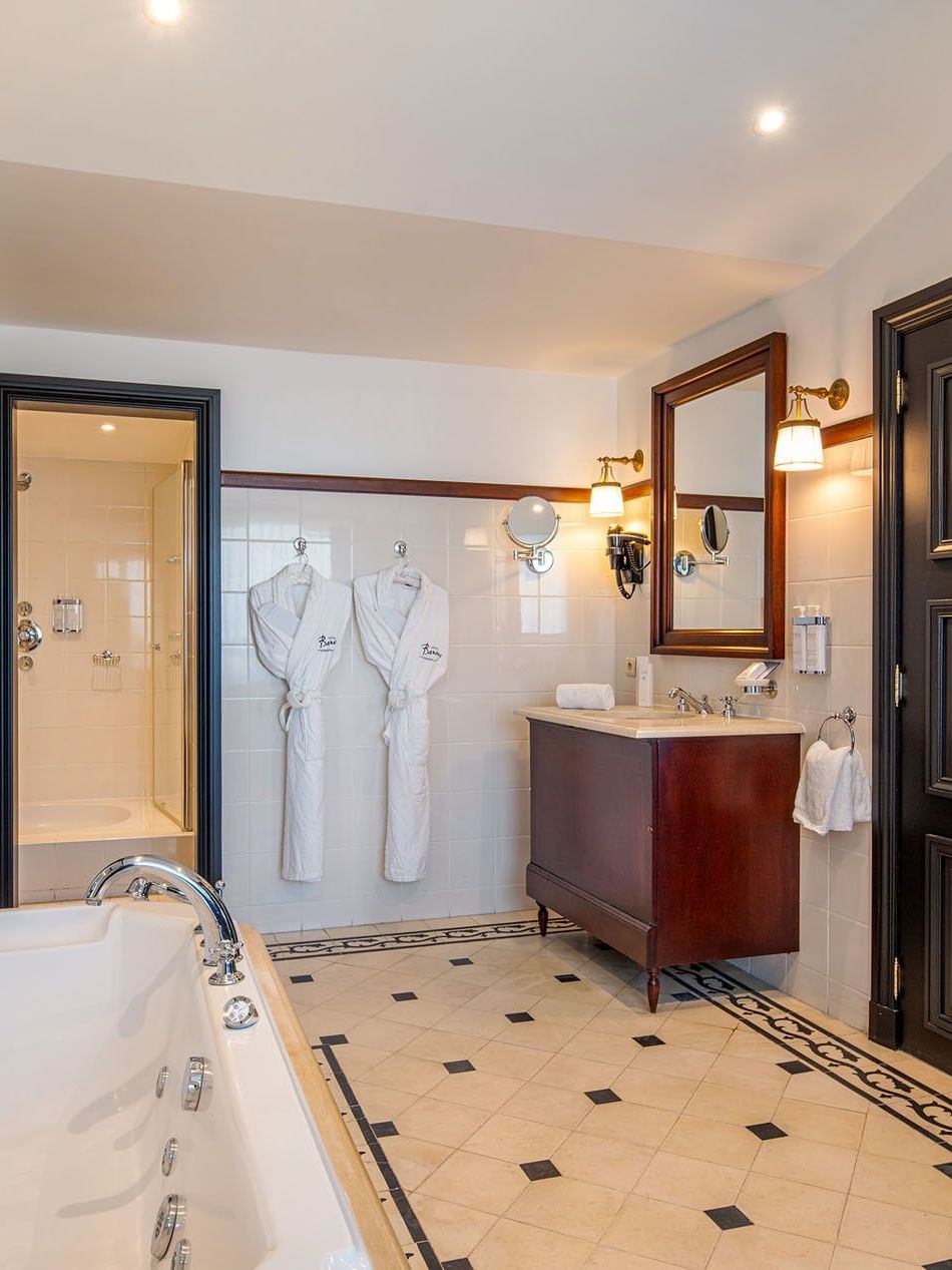 Ruime badkamer met bubbelbad en aparte douche in Hotel Barsey by Warwick.