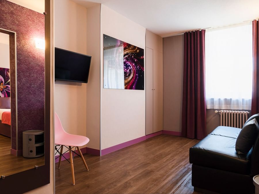 Living area with a smart TV at Hotel le saint martial