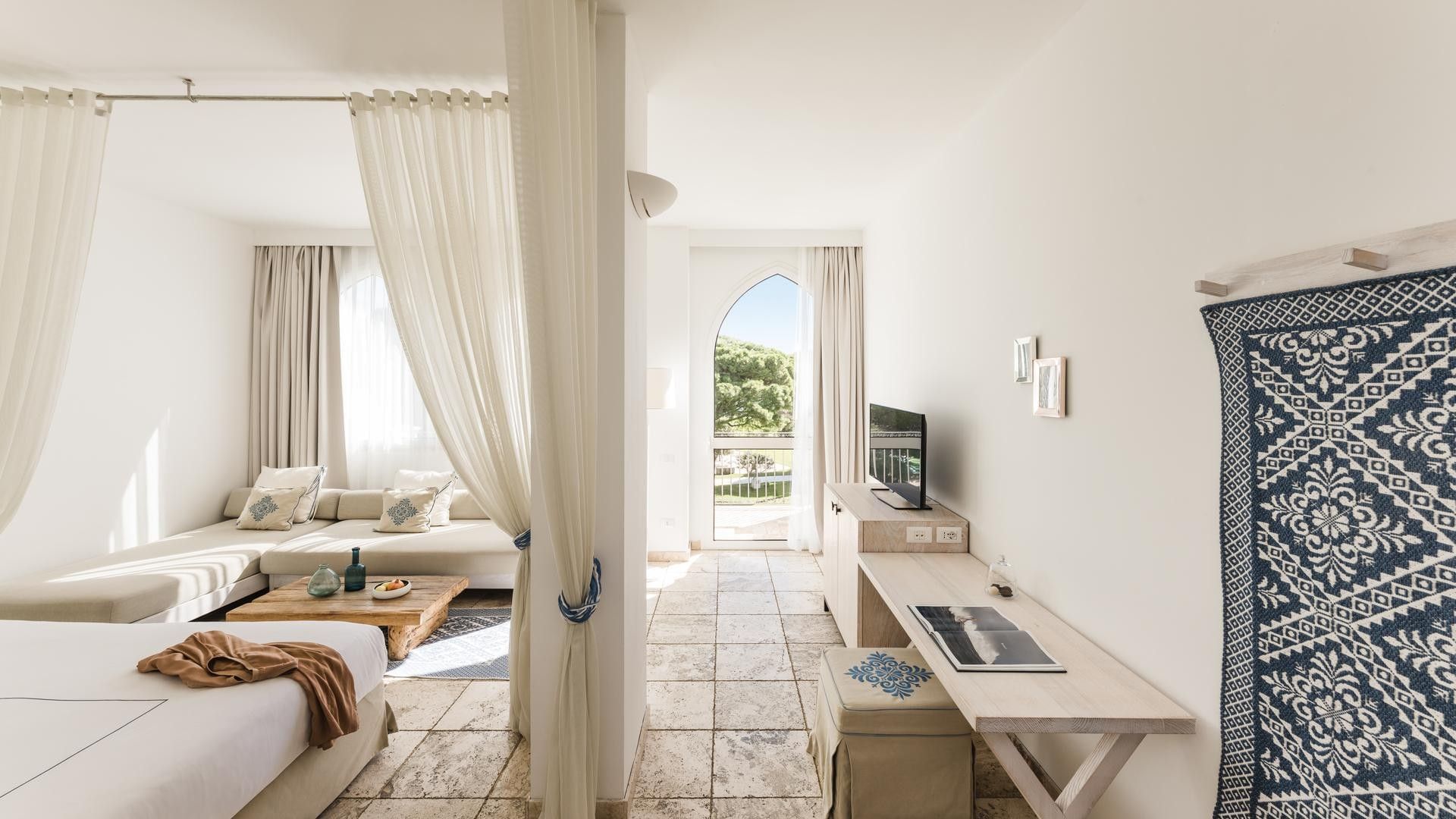 Suite Junior con vista sul parco al Falkensteiner Resort Capo Boi di Villasimius.