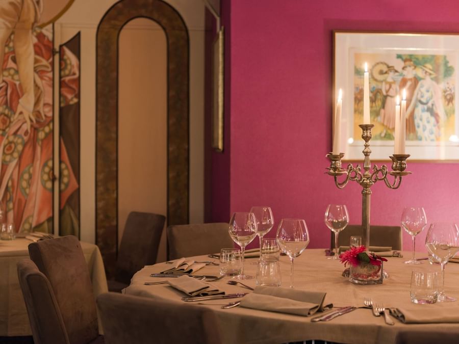 Dining table arrangements at Hotel de l'Ange