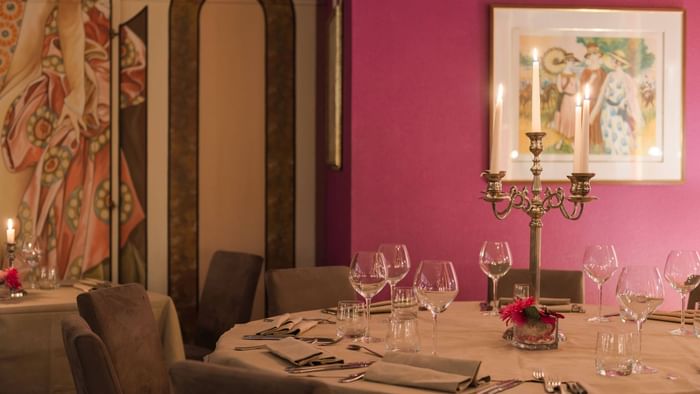 Dining table arrangements at Hotel de l'Ange