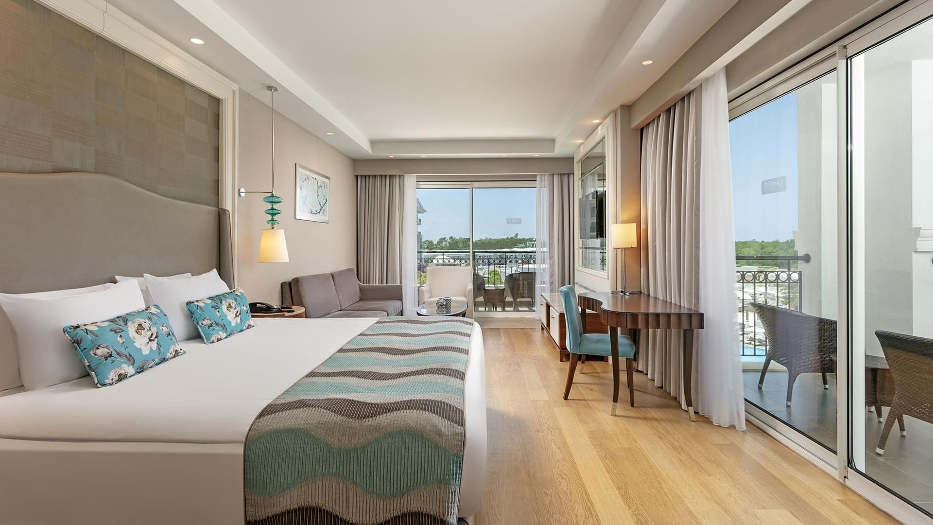 Номер Riverside в Titanic Deluxe Golf Belek — комфорт и стиль.