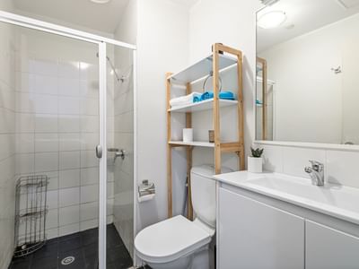 Lonsdale 2 Bed Large Bathroom 