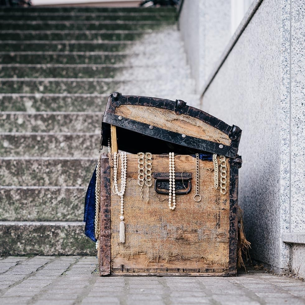 An old treasure chest with pearls and gold jewellery near Falkensteiner Hotel Prague