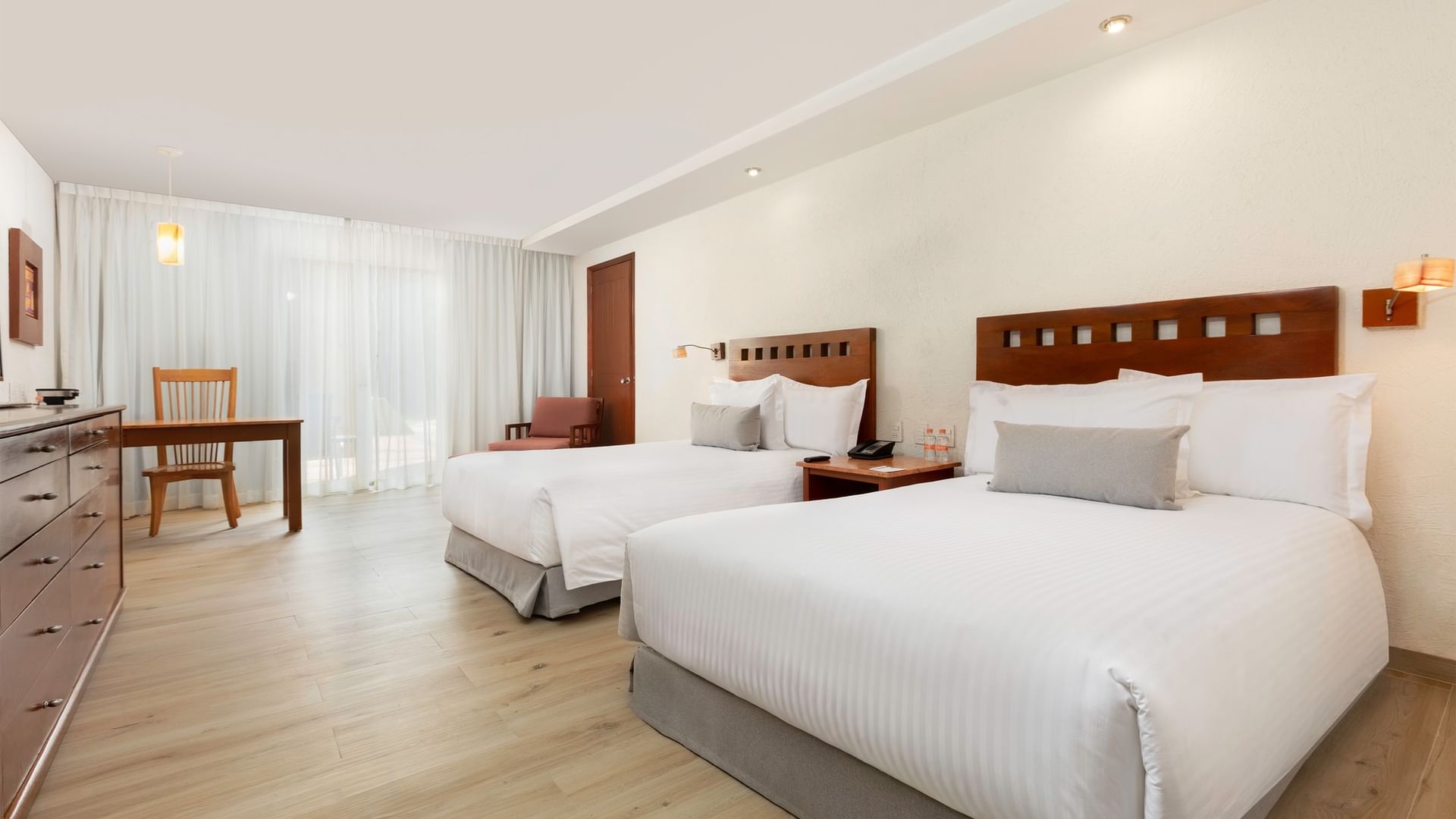 Habitación Camino Real Club con 2 camas dobles en Camino Real Guadalajara, Zapopan.