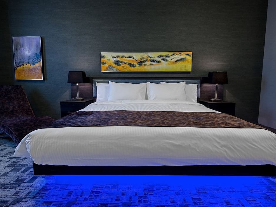 Bed, Exquisite Pet Friendly King Room, Applause Hotel Calgary