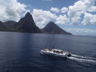 boat sailaing around st lucia
