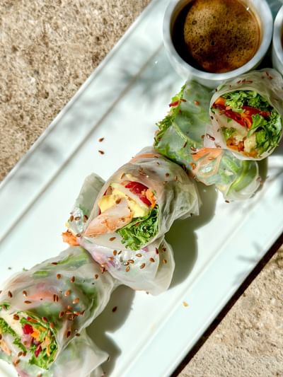 Rollitos de primavera de verduras frescas con salsa para mojar servidos en el restaurante La Bastide del Morgan's Rock Reserve & Ecolodge.