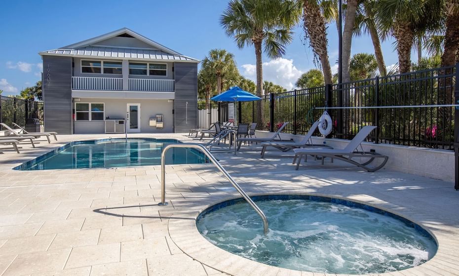 Outdoor pool & jacuzzi at Legacy Vacation Resorts